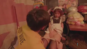 Ác quỷ xinh đẹp dễ thương Châu Á "Asian Alison" không được bảo vệ nổ creampie cô hầu gái dễ thương
