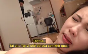 Đối mặt với cô gái trẻ đi tất đen và giày cao gót, con cặc của người quản lý cứng lên, không có bao cao su, và một cú BJ...