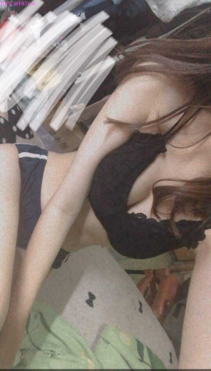 Em gái kế muốn cởi đồ và thổi kèn cho tôi trong rừng