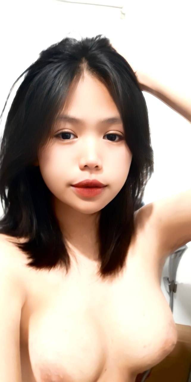 Các anh địt nhẹ thôi người yêu em còn chưa mất trinh