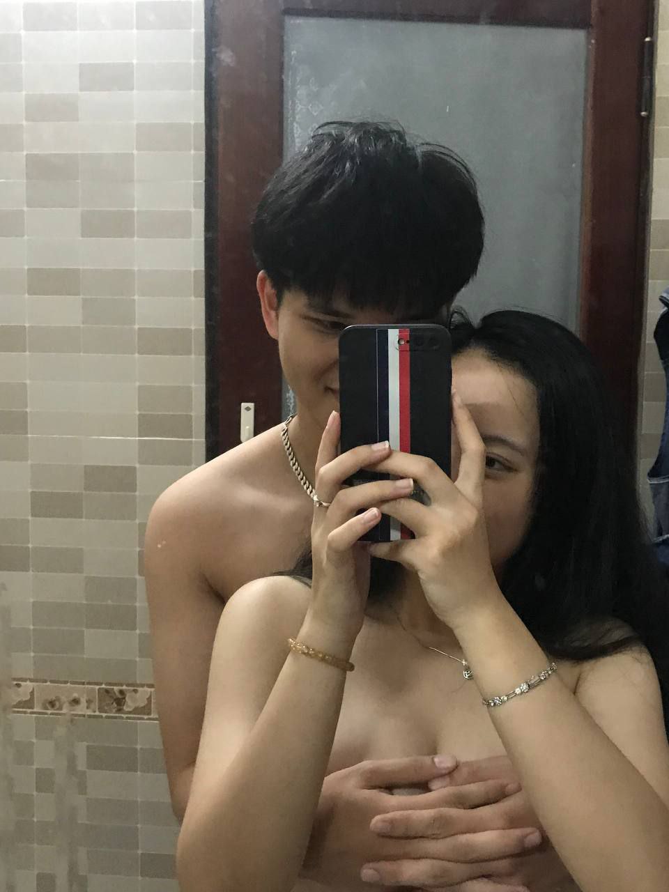 HUNTB-459 "Tôi đoán là mình không thể làm gì khác được, tốt nhất là nên xoa nó..." Em gái tôi có tư thế ngủ không tốt và luôn ngủ hở mông, và em ấy không bao giờ thức dậy! Sau khi chạm vào cô ấy chỉ để đùa giỡn, anh ta không thể cưỡng lại được và bắt đầu thủ dâm cho cô ấy!